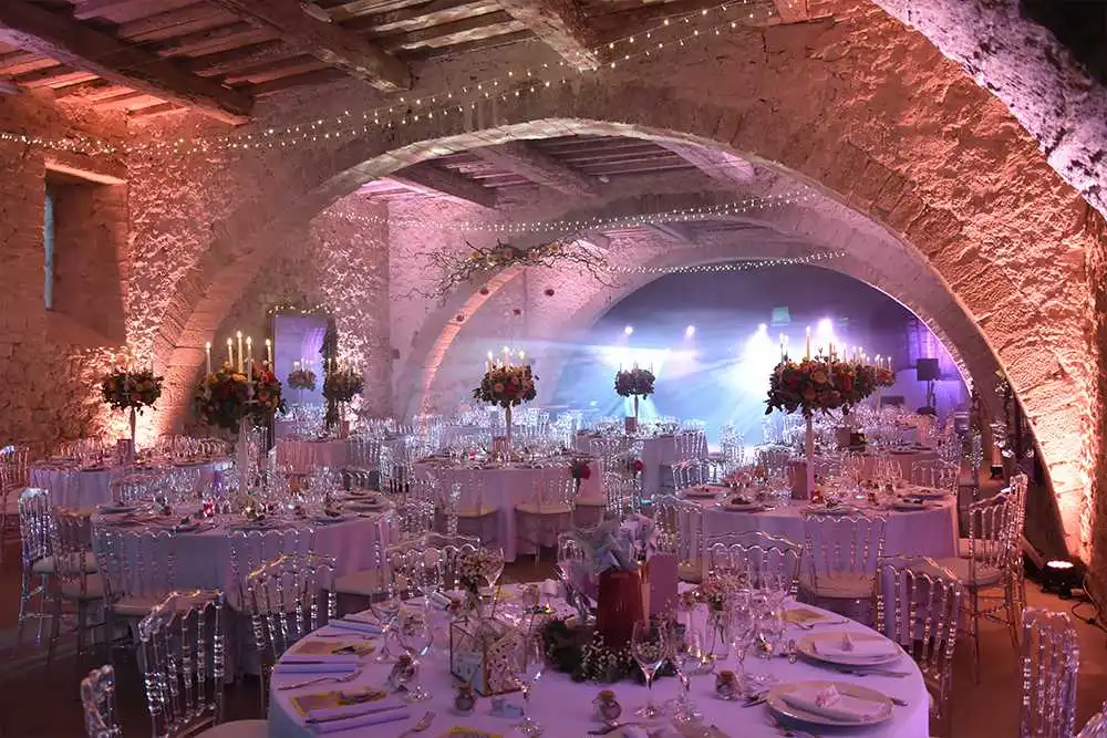 Salle de mariage éclairée par spot LED pour DJ mariage et événements dans le Vaucluse.