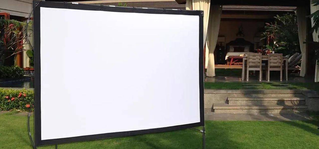 Écran de vidéoprojection installé dans un jardin.