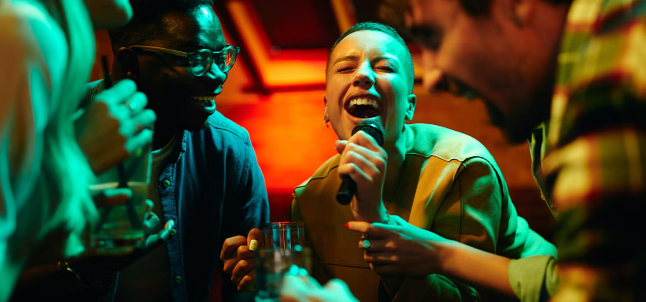 Duo chantant lors d'une soirée karaoké animée avec un pack karaoké loué chez DJ Val à Cavaillon.