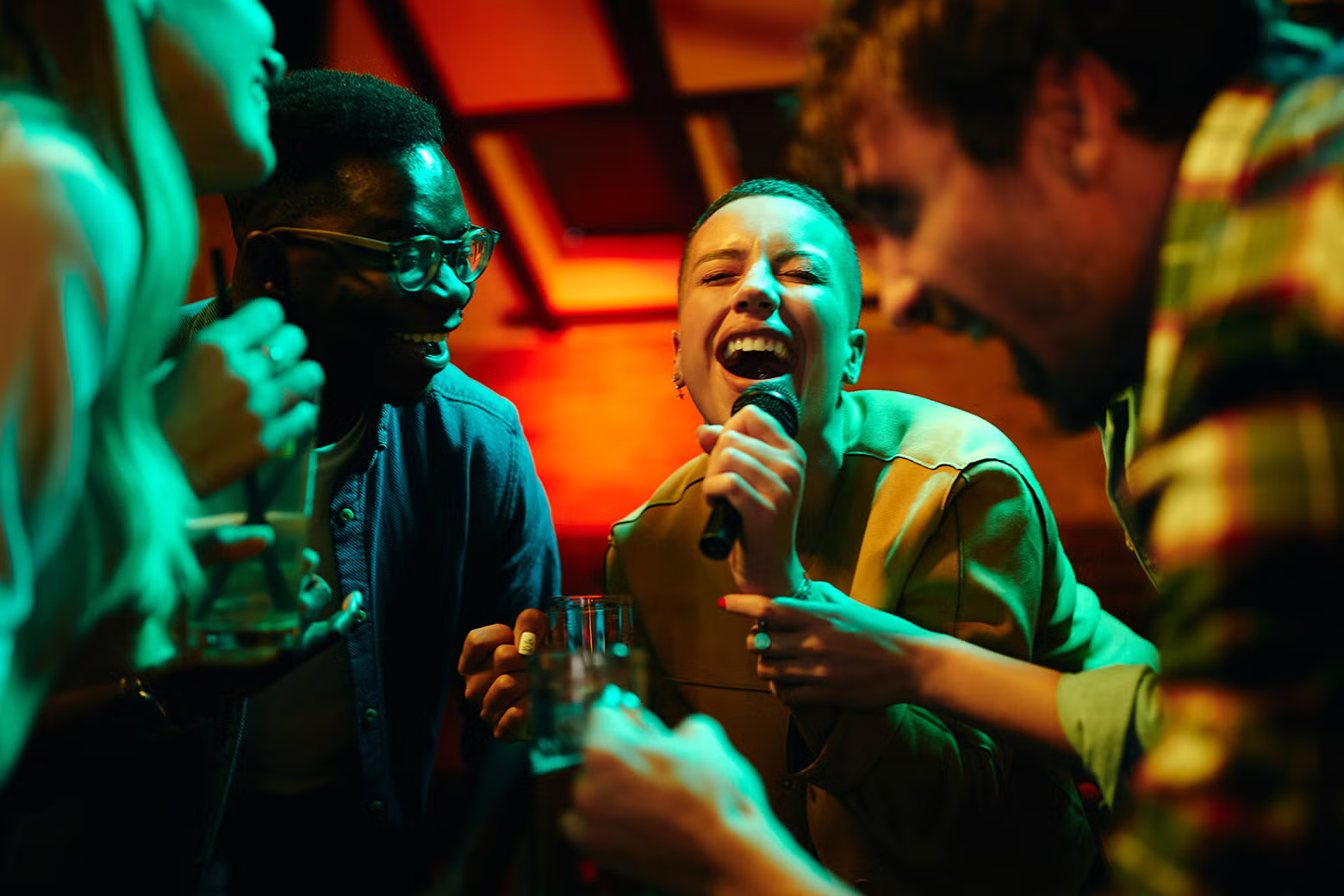 Duo chantant lors d'une soirée karaoké animée avec un pack karaoké loué chez DJ Val à Cavaillon.